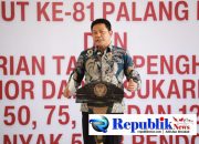 Foto : Bupati Sidoarjo,H.Subandi menyerahkan penghargaan kepada pendonor darah di Pendopo Delta Wibawa Sidoarjo.