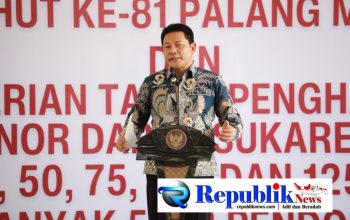 Foto : Bupati Sidoarjo,H.Subandi menyerahkan penghargaan kepada pendonor darah di Pendopo Delta Wibawa Sidoarjo.
