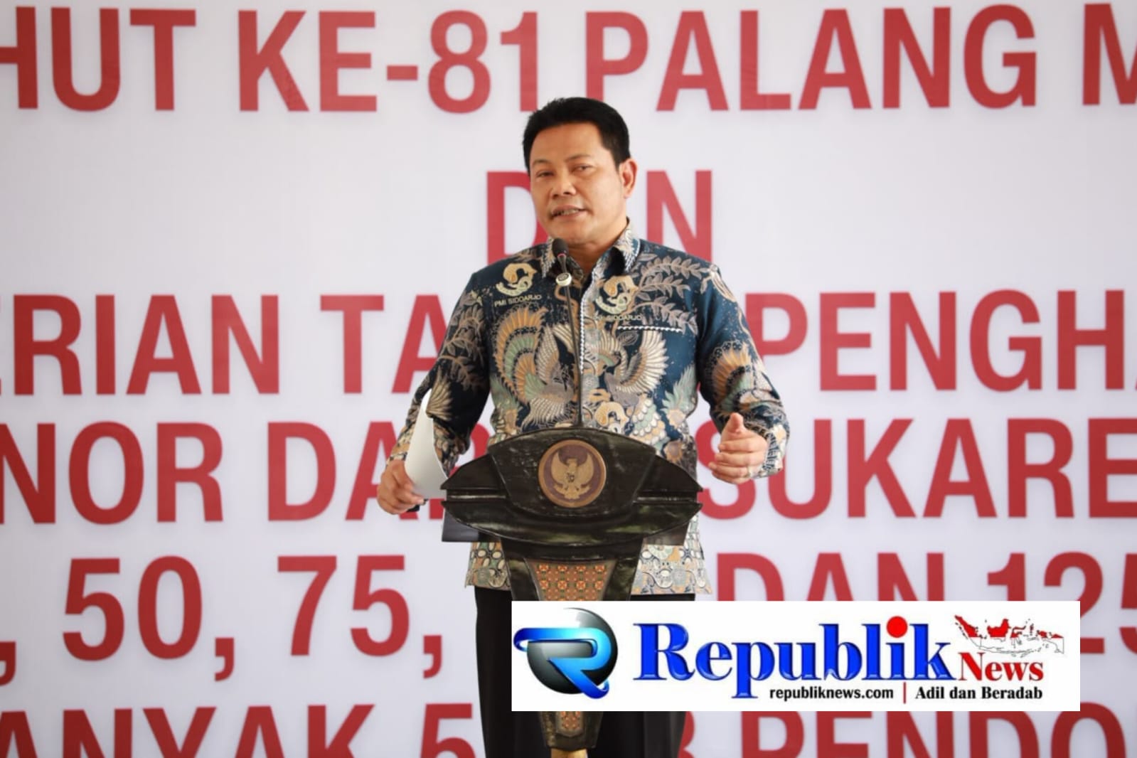 Foto : Bupati Sidoarjo,H.Subandi menyerahkan penghargaan kepada pendonor darah di Pendopo Delta Wibawa Sidoarjo.