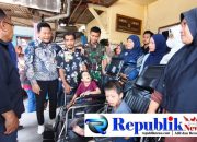Foto : Bupati Sidoarjo,H.Subandi menyerahkan bantuan kursi roda kepada lima warga Kecamatan Sidoarjo.