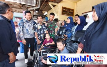 Bupati Subandi Hadir Langsung, Serahkan Bantuan Kursi Roda Kepada Lima Warga Kecamatan Sidoarjo