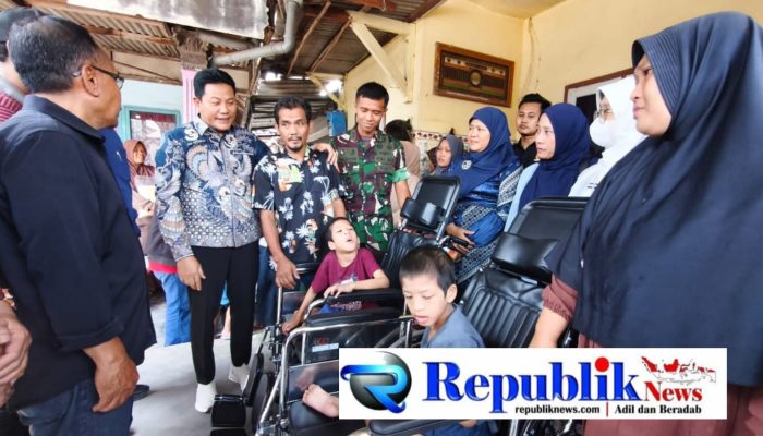 Bupati Subandi Hadir Langsung, Serahkan Bantuan Kursi Roda Kepada Lima Warga Kecamatan Sidoarjo