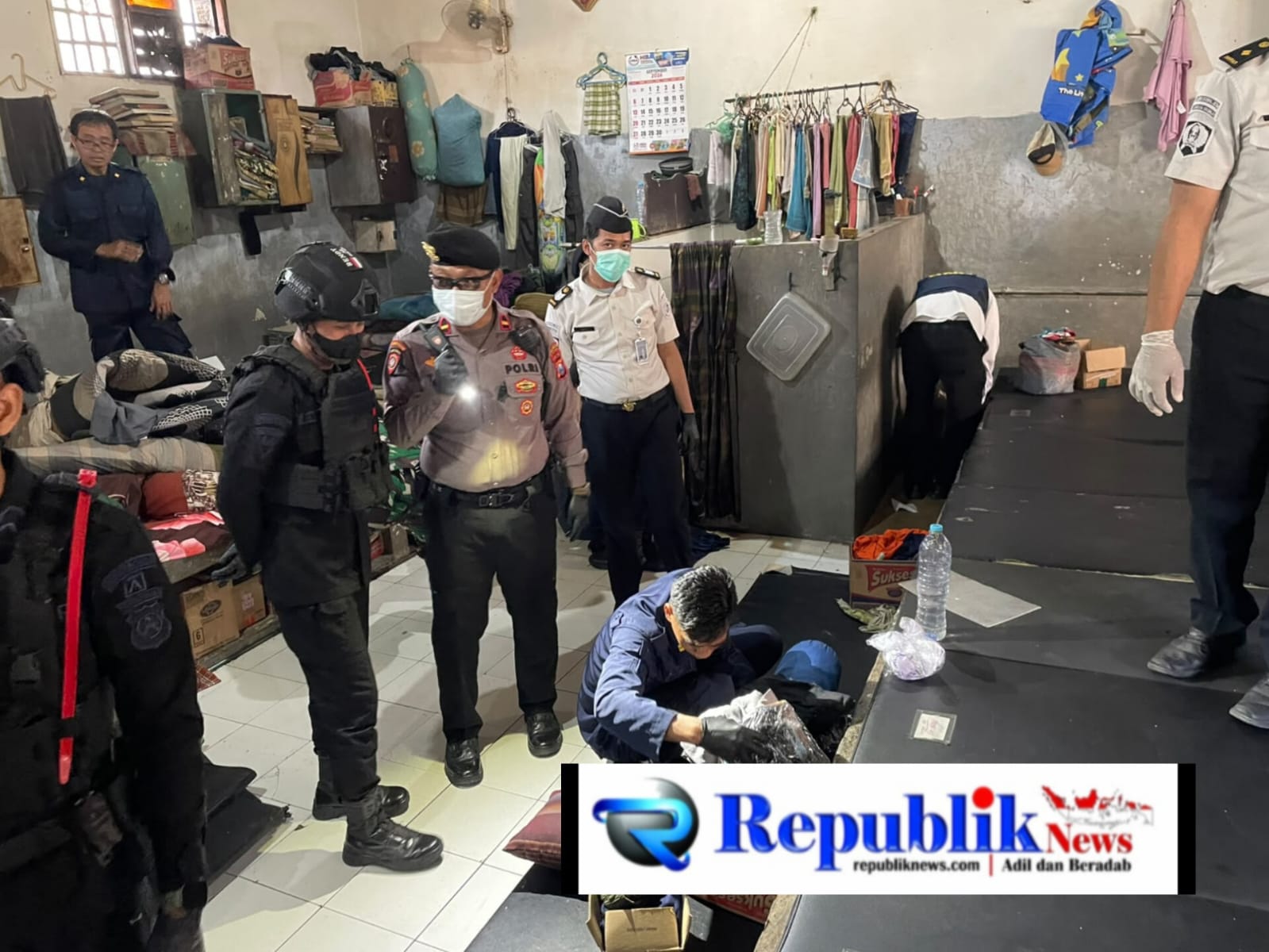Foto : saat Lapas Sidoarjo gelar penggeledahan dan test urine .