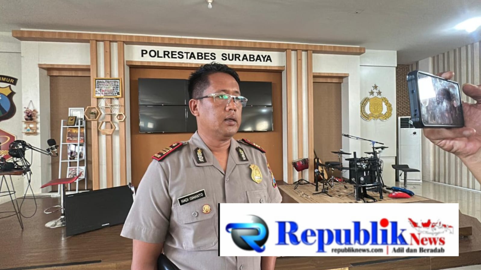 Foto : Kasi Humas AKP Hadi Ismanto ketika menjelaskan di depan awak media.