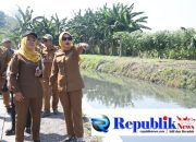 Foto : Wakil Bupati Sidoarjo,Hj mimik idayana meninjau lokasi normalisasi sungai di kecamatan candi Desa Durungbanjar.