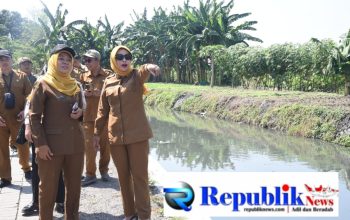 Foto : Wakil Bupati Sidoarjo,Hj mimik idayana meninjau lokasi normalisasi sungai di kecamatan candi Desa Durungbanjar.