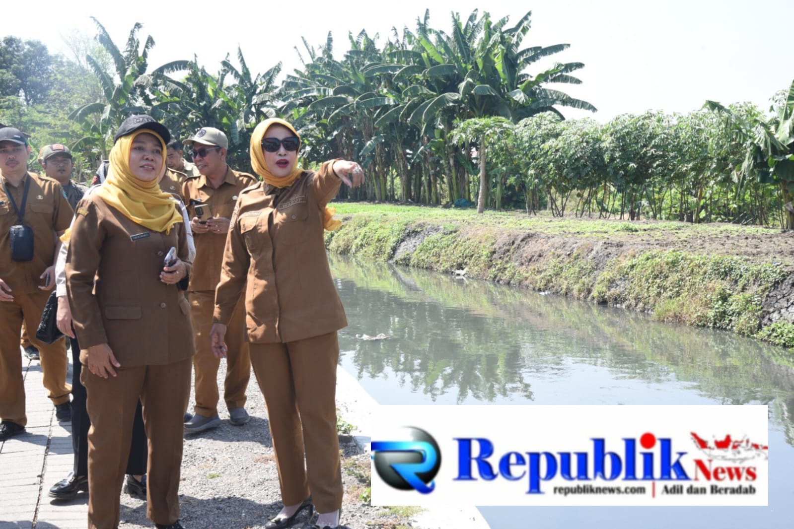 Foto : Wakil Bupati Sidoarjo,Hj mimik idayana meninjau lokasi normalisasi sungai di kecamatan candi Desa Durungbanjar.