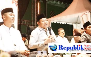 Foto : Bupati Sidoarjo,H.Subandi menghadiri acara sedekah bumi desa pabean,dan menghadirkan ulama muda K.H.Muhammad Iqdam Kholid.
