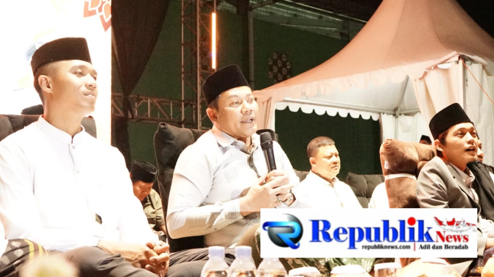 Foto : Bupati Sidoarjo,H.Subandi menghadiri acara sedekah bumi desa pabean,dan menghadirkan ulama muda K.H.Muhammad Iqdam Kholid.
