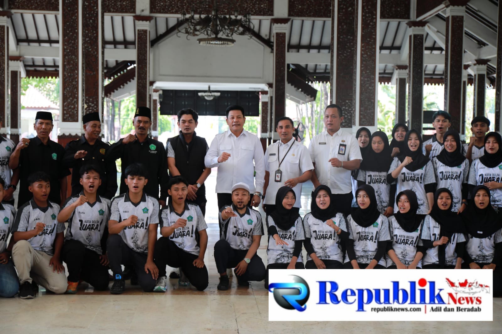 Foto : Bupati Subandi memberangkatkan kontingen Pagar Nusa Sidoarjo menuju kejuaraan wilayah (Kejurwil) ke-10 di Banyuwangi.