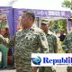 Foto : Dari bazar murah,pesan Danrem 084/BJ, Brigjen TNI Kohir menggema: TNI tidak boleh jauh dari rakyat.