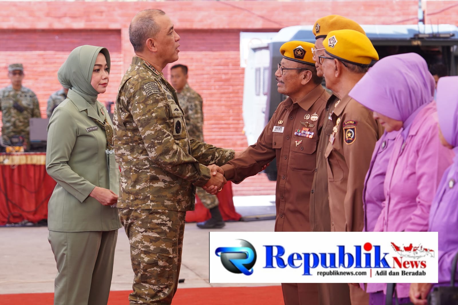 Foto : Pangdam V/Brawijaya Mayjen TNI Rudi Saladin,M.A. meninjau bazar murah HUT ke-81 TNI di kota Madiun.