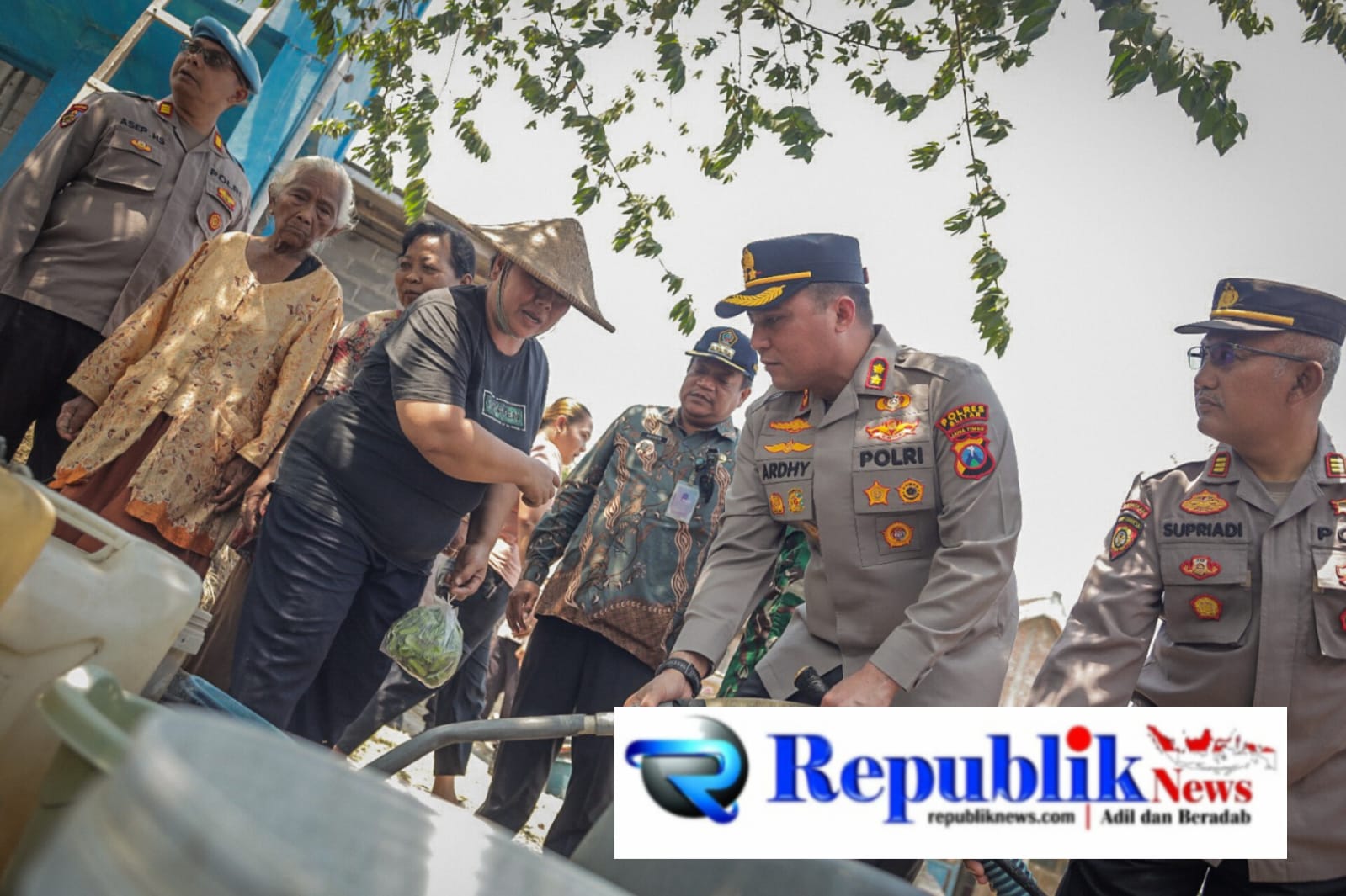 Foto : Polres Blitar salurkan bantuan air bersih.