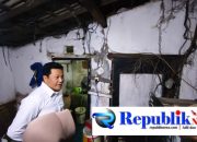 Foto : Bupati Subandi tinjau RTLH dan serahkan kursi roda di buduran.