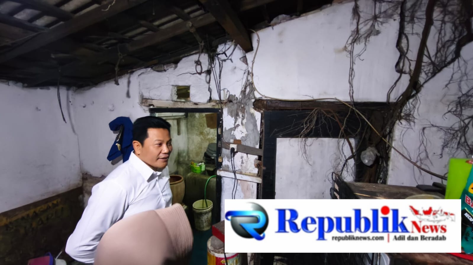 Foto : Bupati Subandi tinjau RTLH dan serahkan kursi roda di buduran.