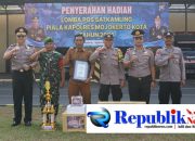 Foto : Kapolres Mojokerto kota,AKBP Herdiawan Arifianto,S.H,S.I.K,M.H,memberikan hadiah kepada pemenang lomba pos satkamling di wilayah hukum Polres Mojokerto kota.