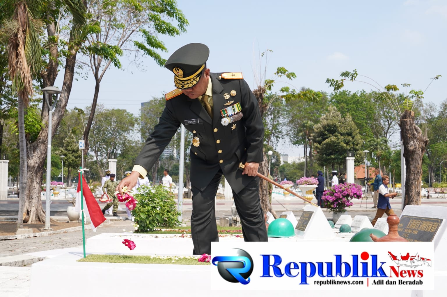 Foto : Danrem 084/BJ , Brigjen TNI Kohir ziarah di Taman Makam Pahlawan peringati HUT ke-81.