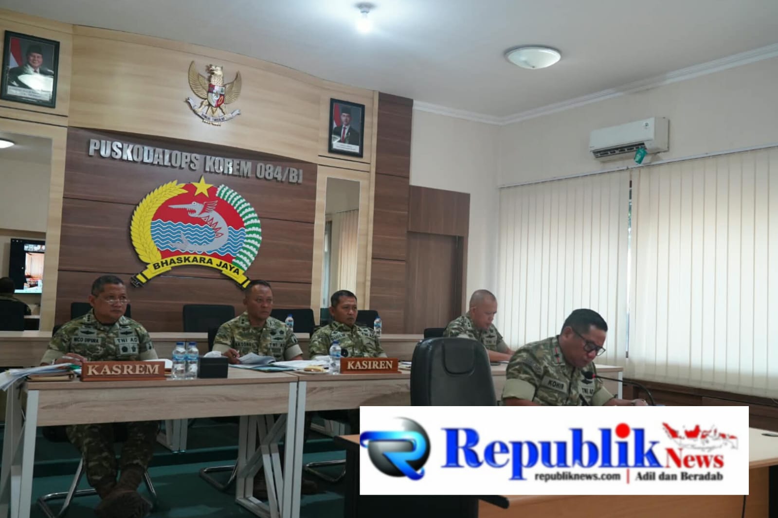 Foto : Wakil panglima TNI Jenderal TNI Tandyo Budi Revita pimpin rapat Vicon (Video Conference ) Evaluasi percepatan pembangunan KDKMP (Koperasi Desa/Kelurahan Merah Putih)di ruang Pukodal Makorem 084/BJ .