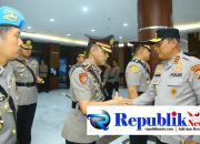 Foto : Kepemimpinan polres Pasuruan berganti.AKBP Harto Agung Cahyono digantikan AKBP Iwan Setyono dalam Sertijab di Gedung Patuh Mapolda Jatim.