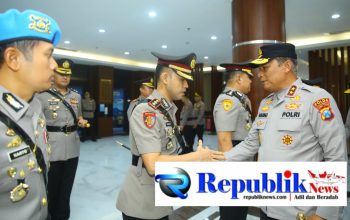 Foto : Kepemimpinan polres Pasuruan berganti.AKBP Harto Agung Cahyono digantikan AKBP Iwan Setyono dalam Sertijab di Gedung Patuh Mapolda Jatim.