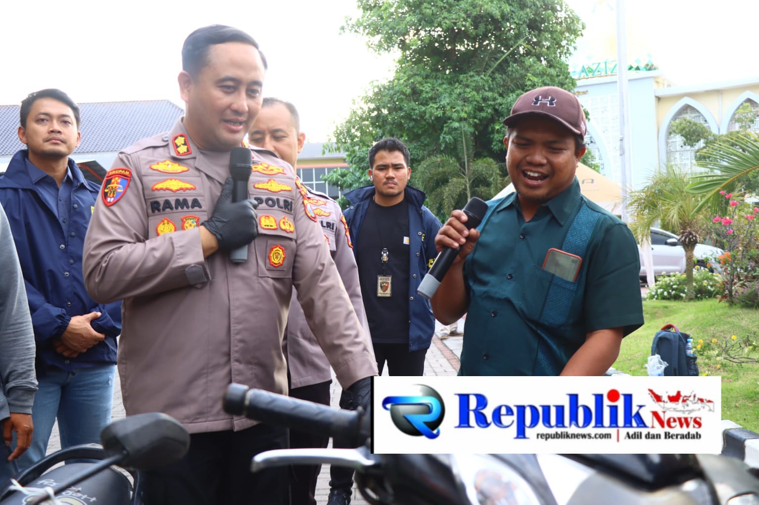 Foto : Kapolres Gresik kembalikan motor korban curanmor.