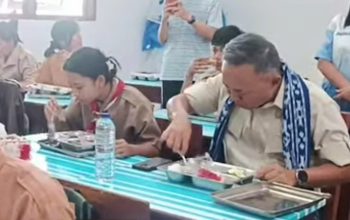 Wamen HAM RI Cicipi Menu MBG Bersama Siswa SMA Negeri 4 Manado