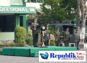 Foto : Danrem 084/BJ Brigjen TNI Kohir menjadi inspektur upacara memperingati Hari Kesaktian Pancasila di lapangan Makorem 084/BJ ,Jalan Ahmad Yani no 1 , Surabaya.