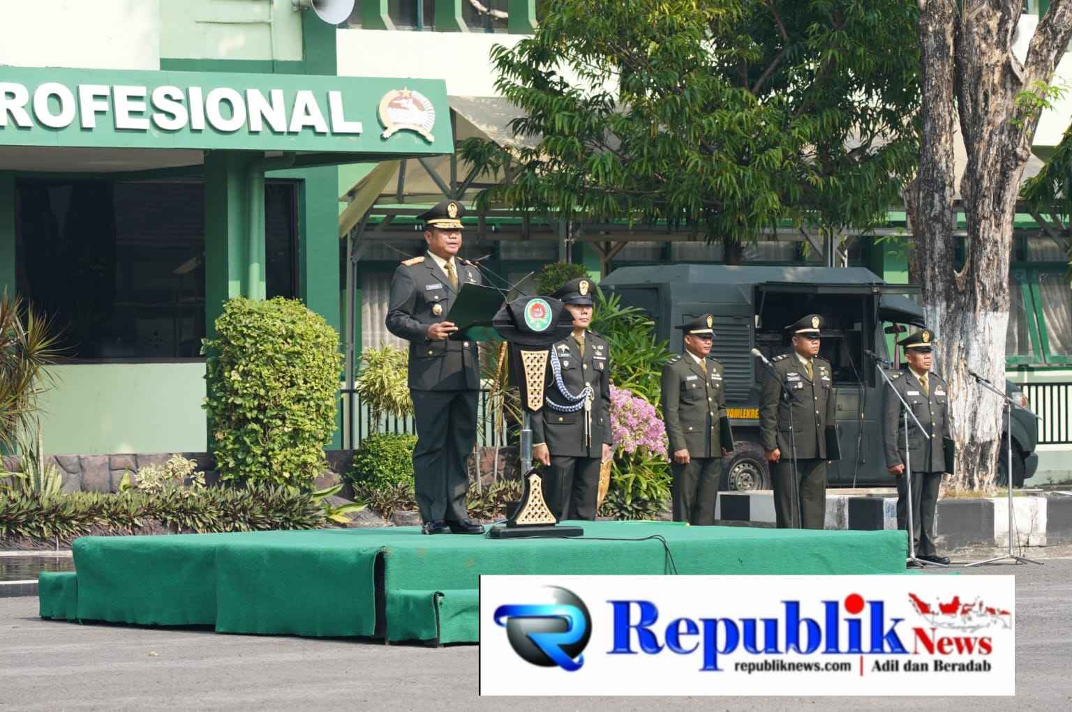 Foto : Danrem 084/BJ Brigjen TNI Kohir menjadi inspektur upacara memperingati Hari Kesaktian Pancasila di lapangan Makorem 084/BJ ,Jalan Ahmad Yani no 1 , Surabaya.