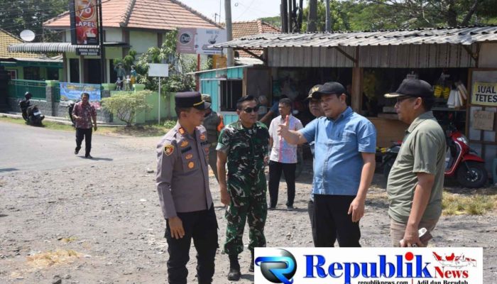 Bupati Subandi Minta Persimpangan Depan Polsek Jabon Segera Diperlebar