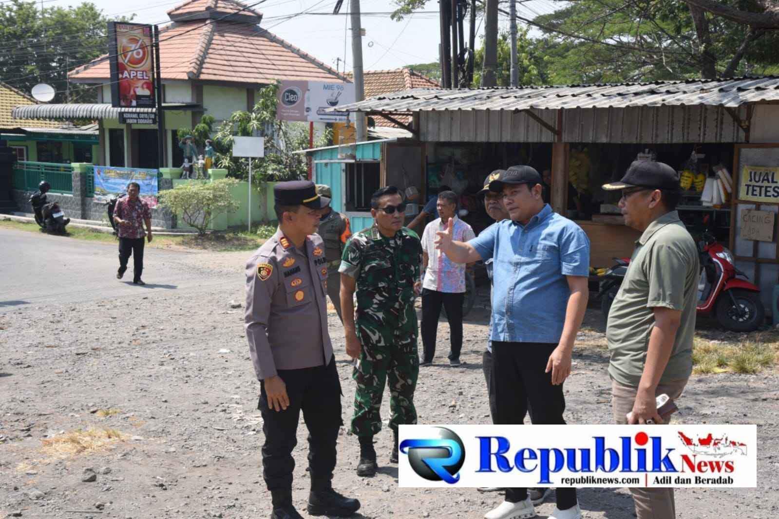 Foto : Bupati Subandi minta persimpangan depan Polsek Jabon segera diperlebar.