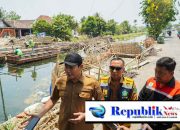 Foto : Bupati Subandi sidak ke lokasi pembangunan Jembatan Candinegoro , Wonoayu.