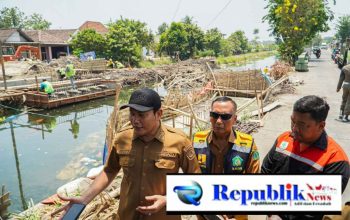 Foto : Bupati Subandi sidak ke lokasi pembangunan Jembatan Candinegoro , Wonoayu.