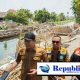 Foto : Bupati Subandi sidak ke lokasi pembangunan Jembatan Candinegoro , Wonoayu.