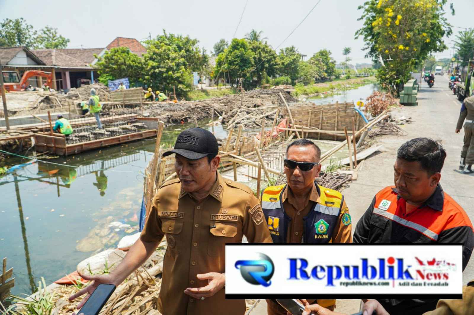Foto : Bupati Subandi sidak ke lokasi pembangunan Jembatan Candinegoro , Wonoayu.