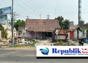 Foto : Pemkab Sidoarjo percepat pembongkaran bangunan ftontage road buduran.