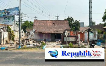 Foto : Pemkab Sidoarjo percepat pembongkaran bangunan ftontage road buduran.