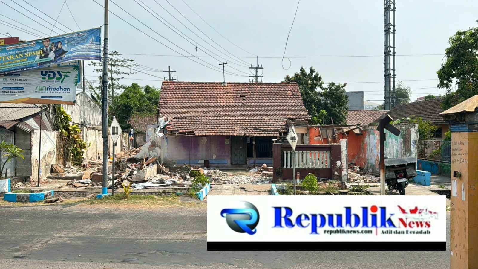 Foto : Pemkab Sidoarjo percepat pembongkaran bangunan ftontage road buduran.
