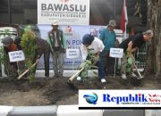 Foto : Wabup mimik tanam pohon manggis dihalaman kantor Bawaslu.