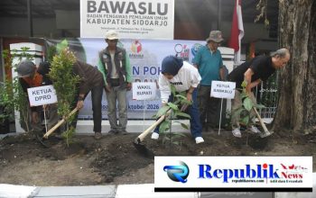 Foto : Wabup mimik tanam pohon manggis dihalaman kantor Bawaslu.