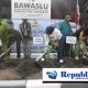 Foto : Wabup mimik tanam pohon manggis dihalaman kantor Bawaslu.
