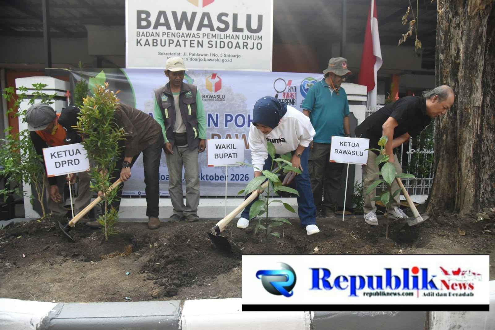 Foto : Wabup mimik tanam pohon manggis dihalaman kantor Bawaslu.