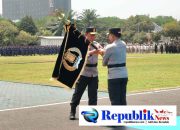 Foto: Simbol kepemimpinan pataka " Bhayangkara Satya Abhiyukta " diserahkan kepada Irjen Pol Dekananto.