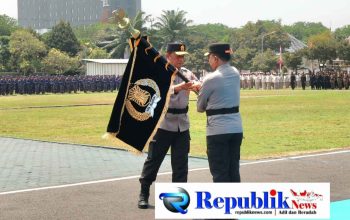 Foto: Simbol kepemimpinan pataka " Bhayangkara Satya Abhiyukta " diserahkan kepada Irjen Pol Dekananto.