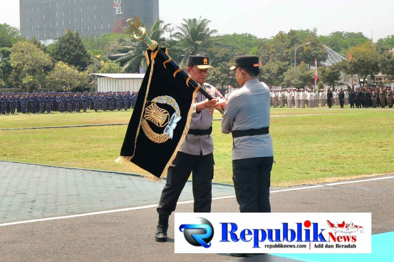 Foto: Simbol kepemimpinan pataka " Bhayangkara Satya Abhiyukta " diserahkan kepada Irjen Pol Dekananto.