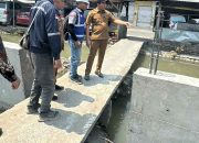 Foto : Jembatan liar hambat normalisasi sungai,Bupati Subandi beri ketegasan akan ditertibkan .