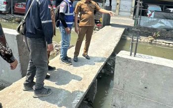 Foto : Jembatan liar hambat normalisasi sungai,Bupati Subandi beri ketegasan akan ditertibkan .