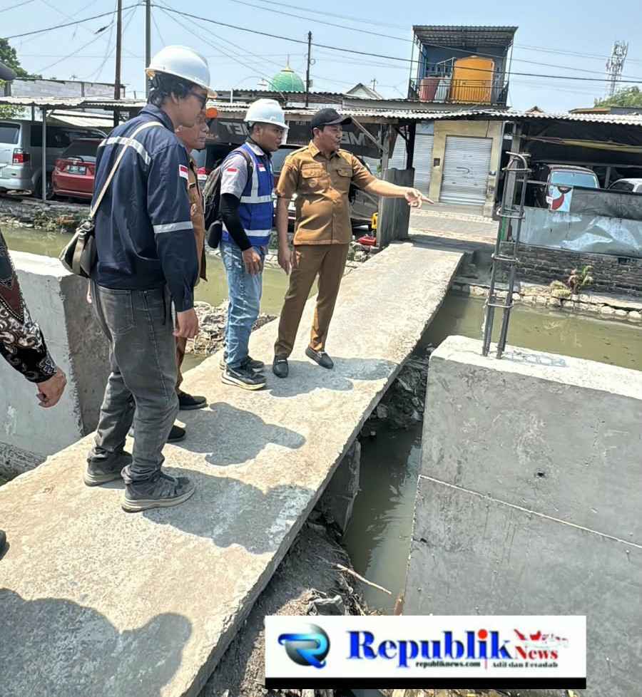 Foto : Jembatan liar hambat normalisasi sungai,Bupati Subandi beri ketegasan akan ditertibkan .
