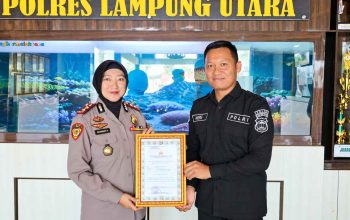 Di Luar Tugas Kehumasan, Aipda Heriyanto Berhasil Amankan Pelaku Pencurian yang Viral di Alfamart, Terima Penghargaan dari Kapolres Lampung Utara