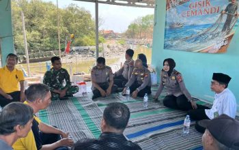Polisi Bersama Masyarakat Kapolsek Sedati Kunjungi Kampung Nelayan Gisik Cemandi