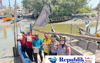 Kapolsek Sedati Sambangi Nelayan Gisik Cemandi, Dengarkan Aspirasi Warga dan Berikan Bantuan Kaos